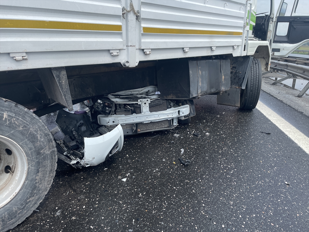 Anadolu Otoyolu'nda savrulan kamyonun altına giren otomobilin sürücüsü öldü