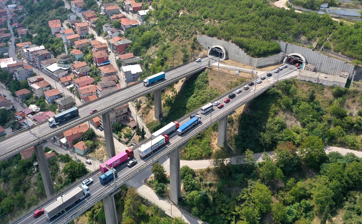 Anadolu Otoyolu'nda trafik kazası ulaşımı aksattı
