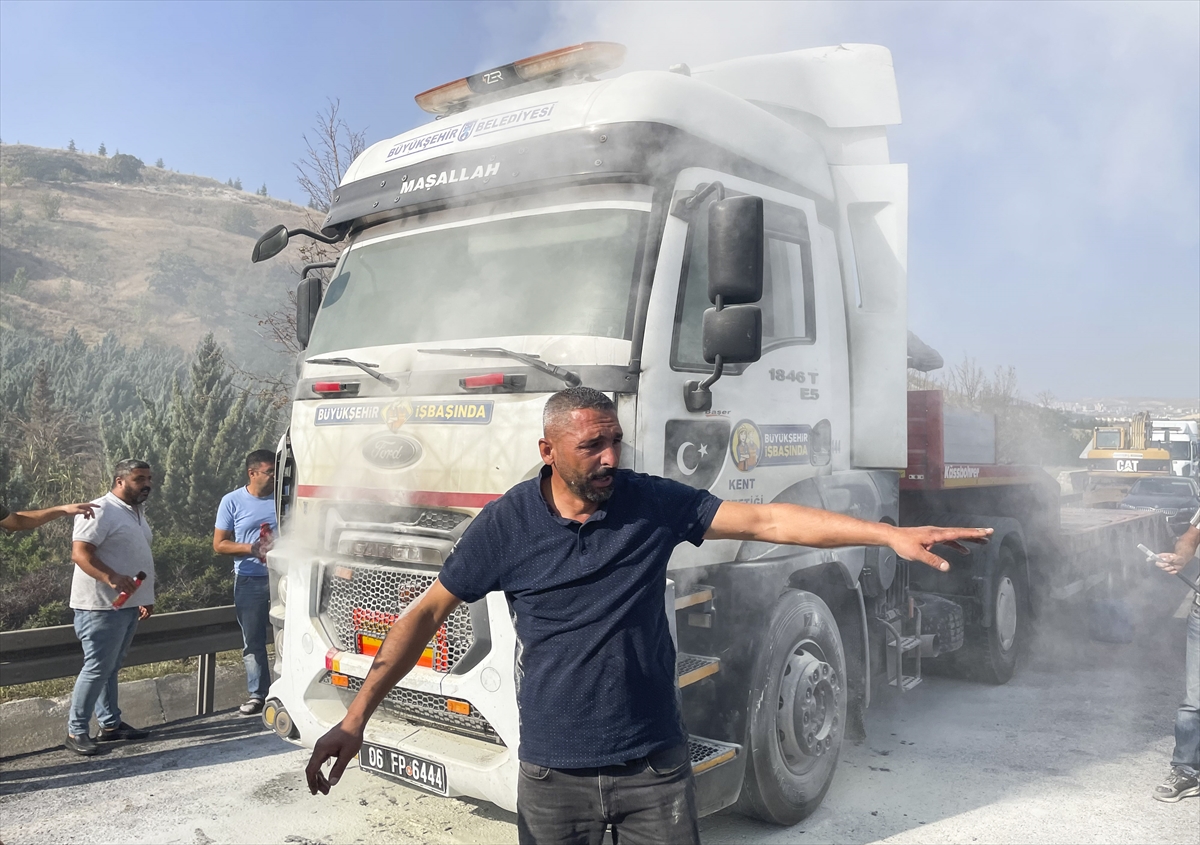 Ankara Büyükşehir Belediyesinin iş makinesi taşıma tırı yandı