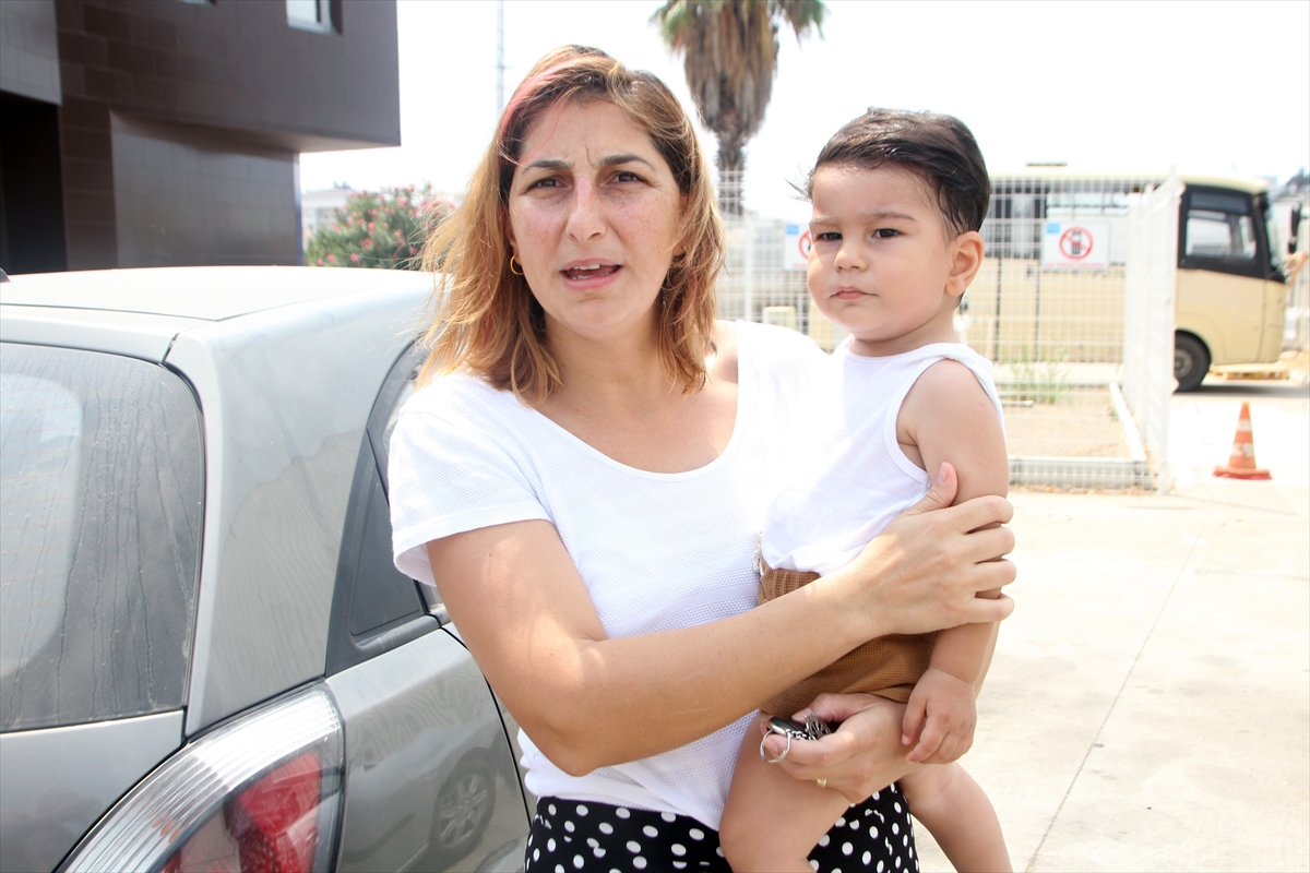 Antalya'da araçta kilitli kalan çocuğu itfaiye kurtardı