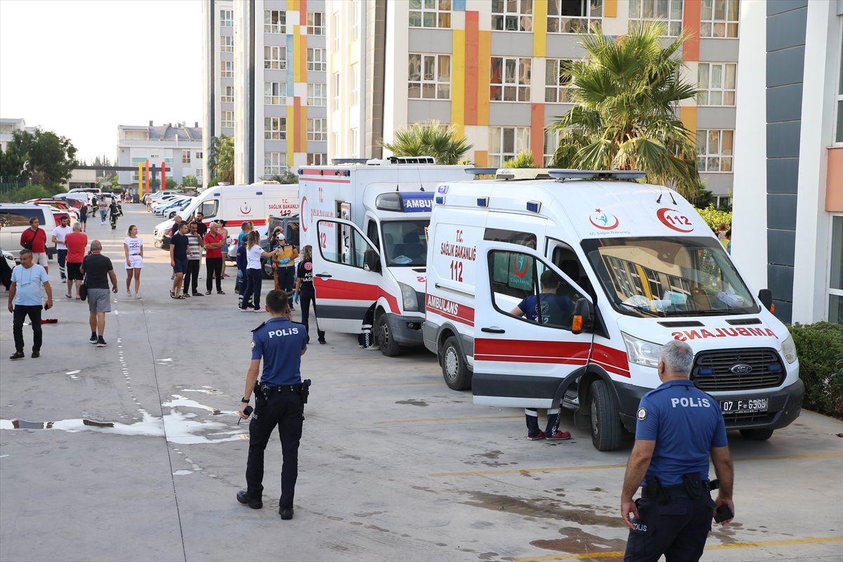 Antalya'da bir apartmanda çıkan yangın söndürüldü