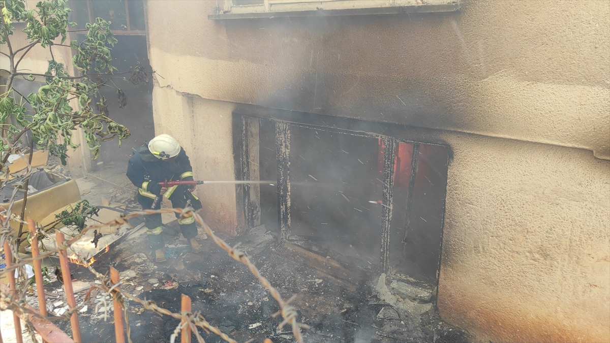 Antalya'da bir binada çıkan yangın itfaiye ekiplerince söndürüldü