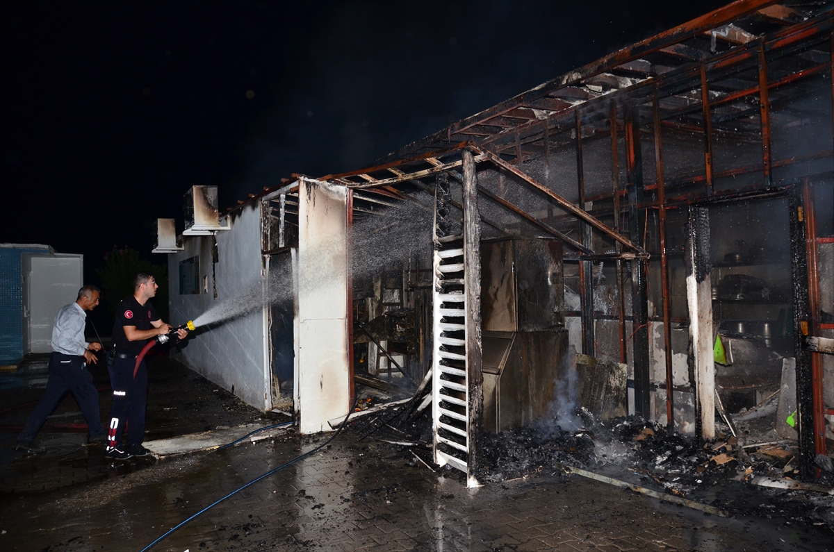 Antalya'da bir otelin sahil barında çıkan yangın söndürüldü