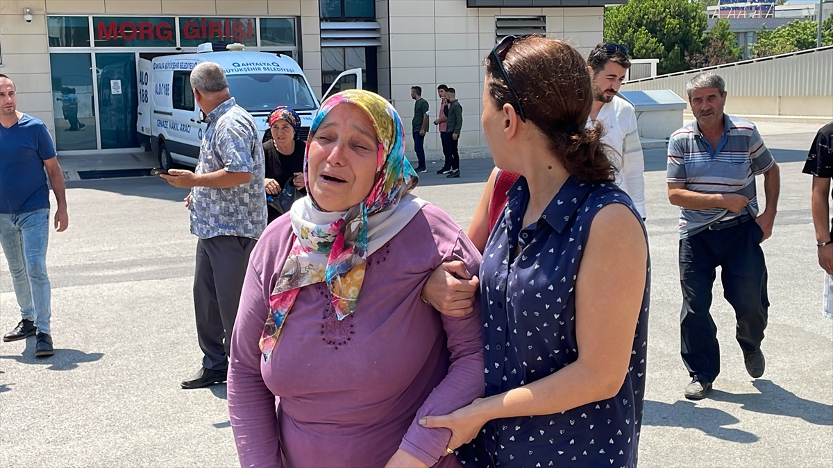 GÜNCELLEME – Antalya'da boşanma aşamasındaki eşinin tabancayla vurduğu kadın öldü