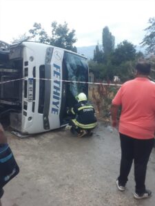 ANTALYA (AA) – Korkuteli'nde midibüsün devrilmesi sonucu 1'i ağır 19