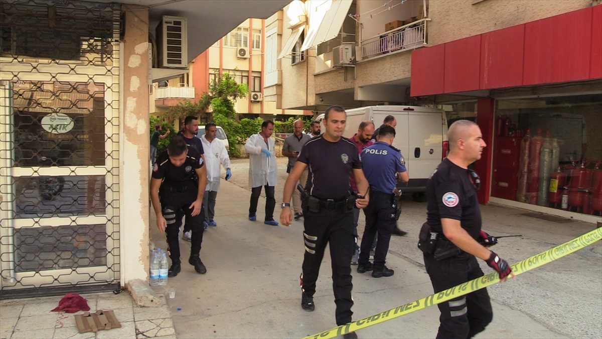 Antalya'da ihbara giden 2 polis memuru silahla yaralandı