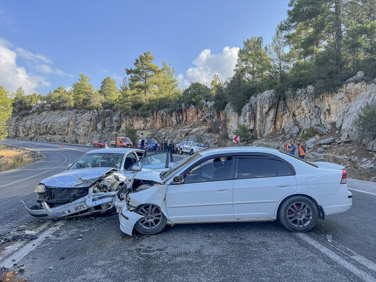 Antalya'da iki otomobilin çarpıştığı kazada 6 kişi yaralandı