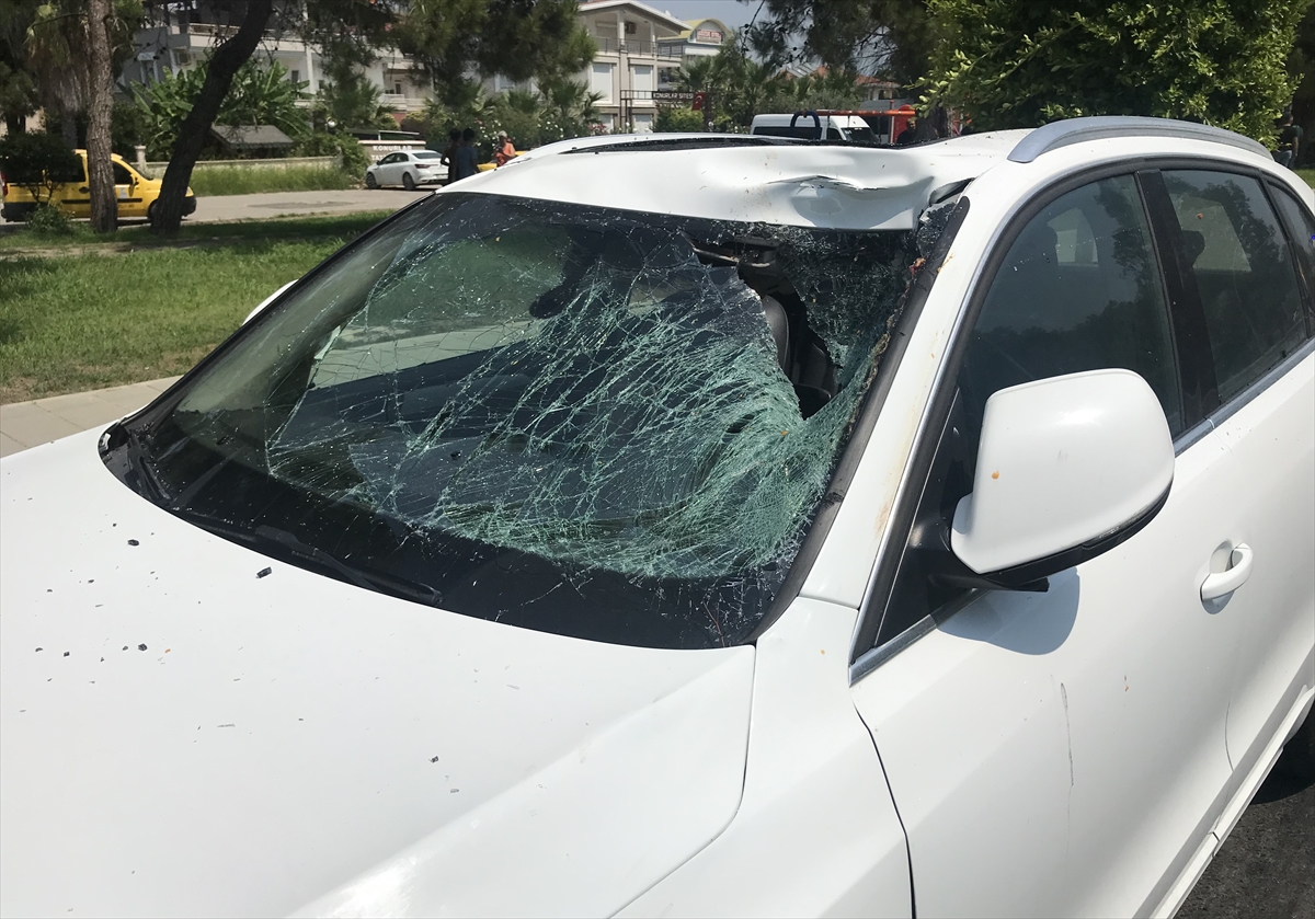 Antalya'da iki otomobilin çarptığı yaya yaşamını yitirdi