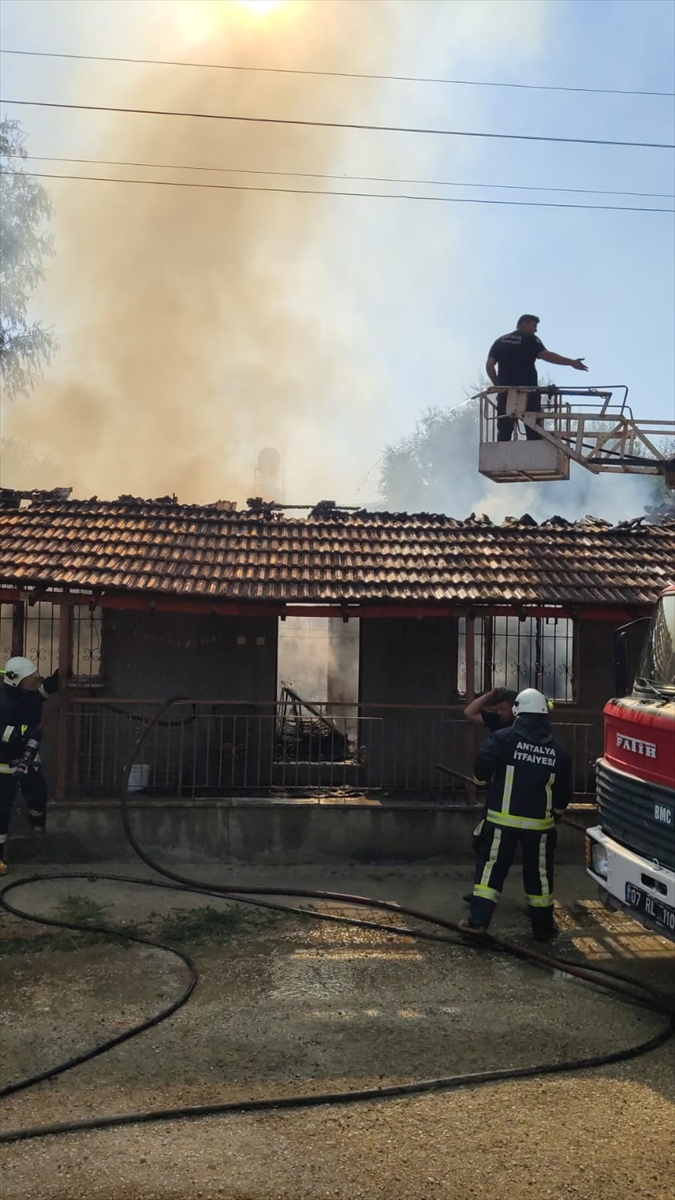 Antalya'da tek katlı evdeki yangını itfaiye ekipleri söndürdü