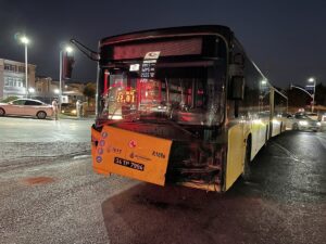İSTANBUL (AA) – İstanbul Arnavutköy'de İETT otobüsü ile iki aracın
