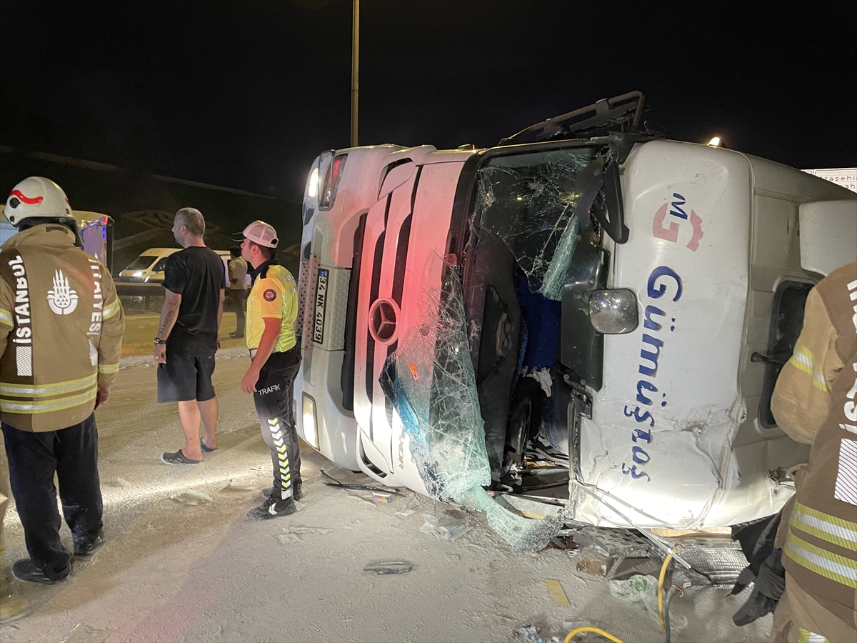 Ataşehir'de minibüse çarparak devrilen beton mikserinin sürücüsü ağır yaralandı