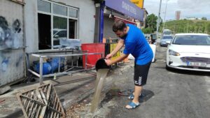 İSTANBUL AA) – Ataşehir'de etkili olan sağanak nedeniyle rögardan taşan