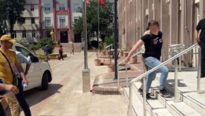 AYDIN (AA) – Aydın'ın Efeler ilçesinde bir alışveriş merkezinin otoparkında