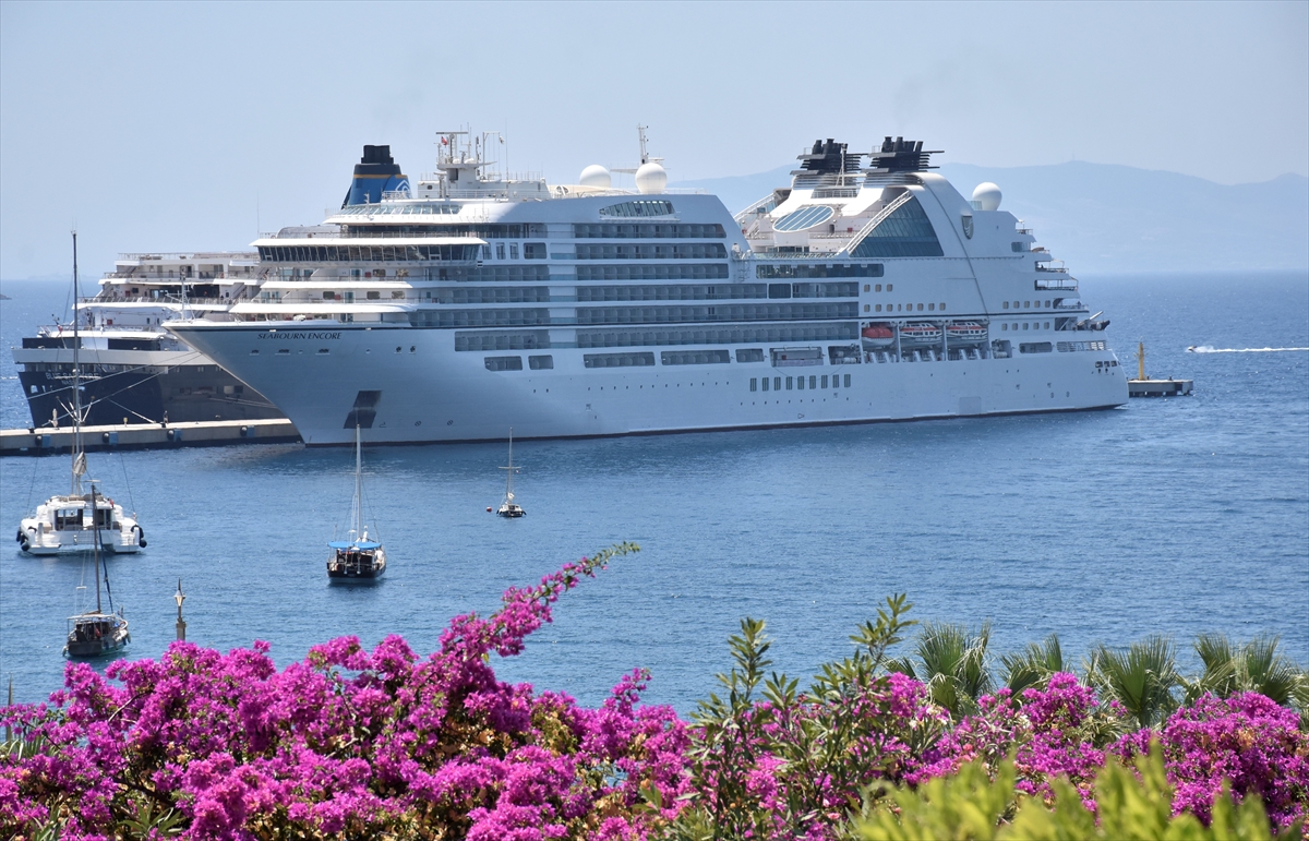 MUĞLA (AA) – Bahama bayraklı kruvaziyer Seabourn Encore, Bodrum Limanı'na