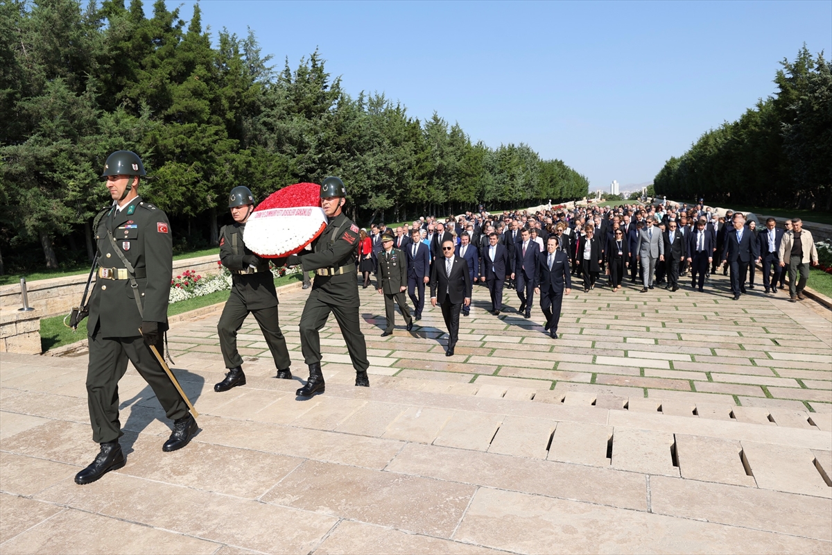 Bakan Çavuşoğlu, 13. Büyükelçiler Konferansı'na katılan büyükelçilerle Anıtkabir'i ziyaret etti