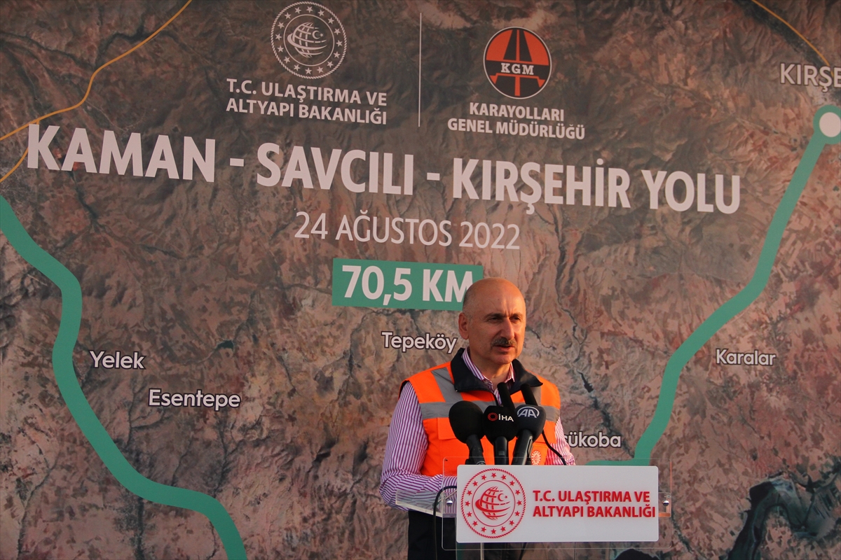 Bakan Karaismailoğlu, Kırşehir'de otoyol şantiyesinde konuştu: