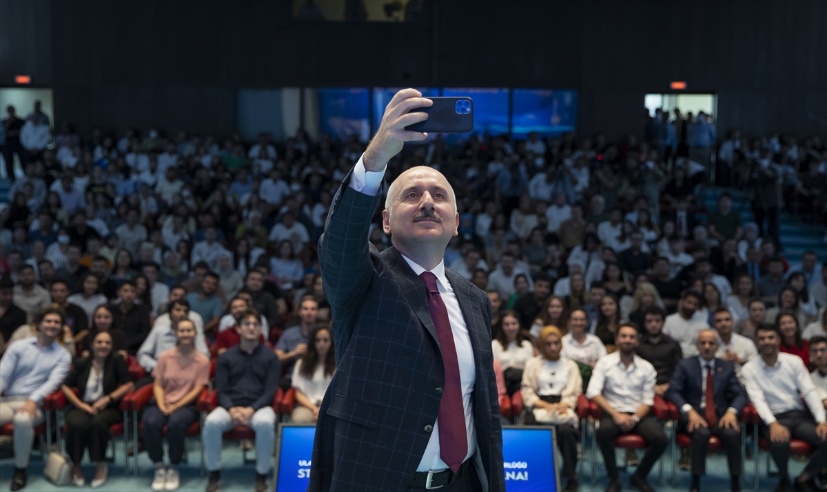 Bakan Karaismailoğlu, stajyerlere Bakanlık projelerini ve hedeflerini anlattı: