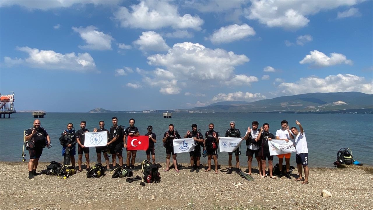 Balıkesir'de dalış kampına katılan 13 engelli su altında Türk bayrağı açtı