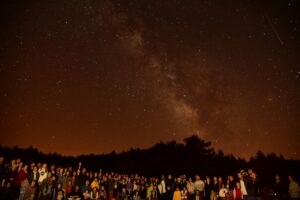 - Katılımcılar doğada kamp kurdu, teleskoplarla gökyüzü ve gezegenleri izleyip