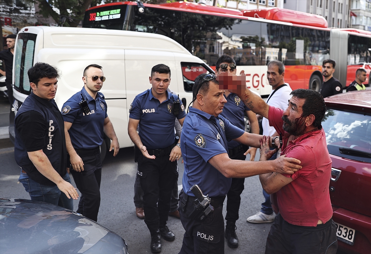 Başkentte sürücüyle para isteyen kişi arasındaki kavgaya polis müdahale etti