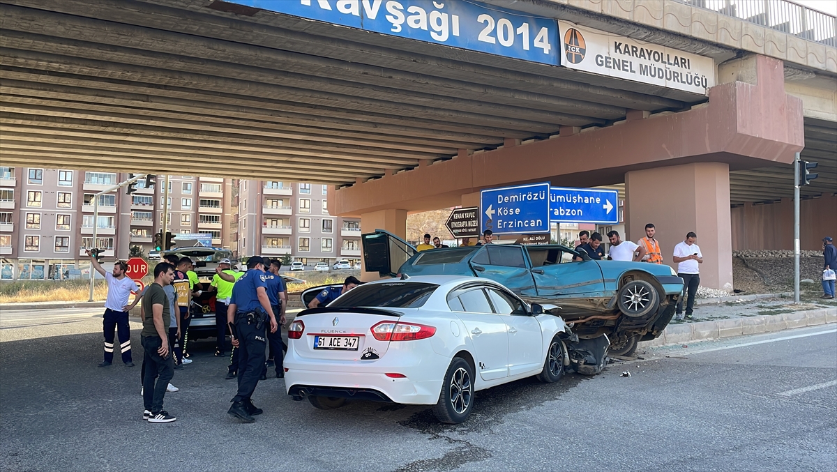 Bayburt'ta iki aracın çarpıştığı kazada 1 kişi yaralandı