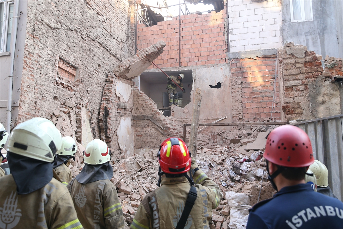 Beyoğlu’nda 4 katlı metruk binanın duvarı çöktü
