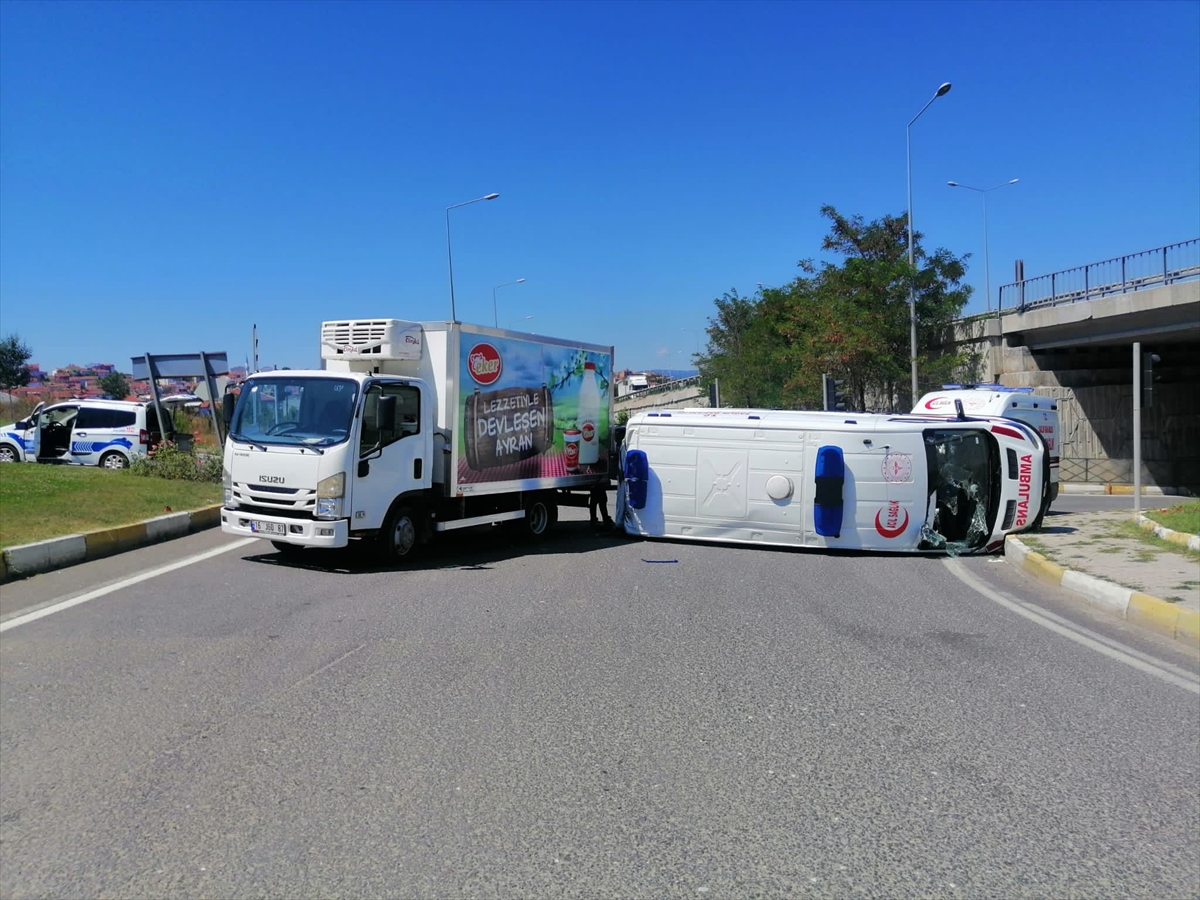 Bilecik'te ambulansın karıştığı zincirleme trafik kazasında 4 kişi yaralandı