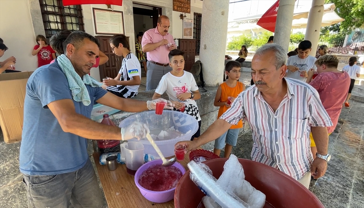 Bodrum'da cami bahçesinde çocuklara ve vatandaşlara kar şerbeti ikram edildi