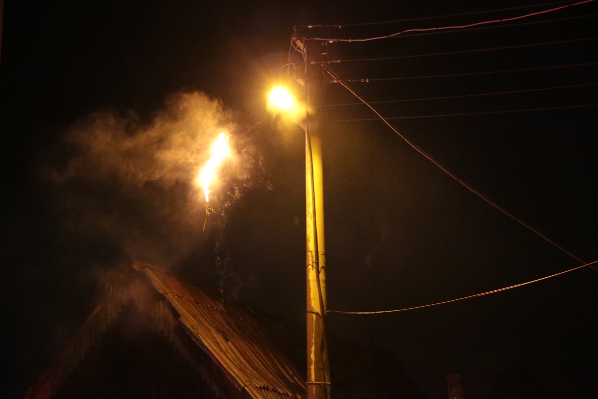 Bolu'da elektrik tellerine sıçrayan yangın mahalleyi elektriksiz bıraktı