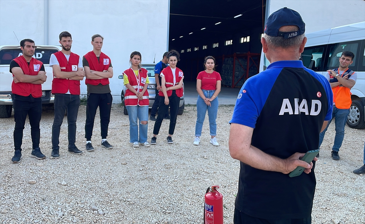 Bolu'da Kızılay gönüllüsü gençlere afet bilinci eğitimi verildi