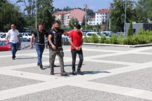 BOLU (AA) – Bolu'da yolcu otobüsünde uyuşturucuyla yakalanan 2 kişi