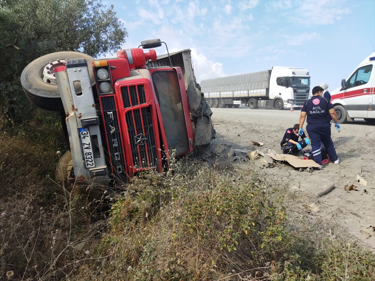 Bursa'da devrilen çimento yüklü kamyonun sürücüsü öldü