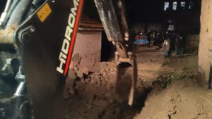 BURSA (AA) – Bursa'nın Orhangazi ilçesinde kapıldıkları selden vatandaşlar tarafından