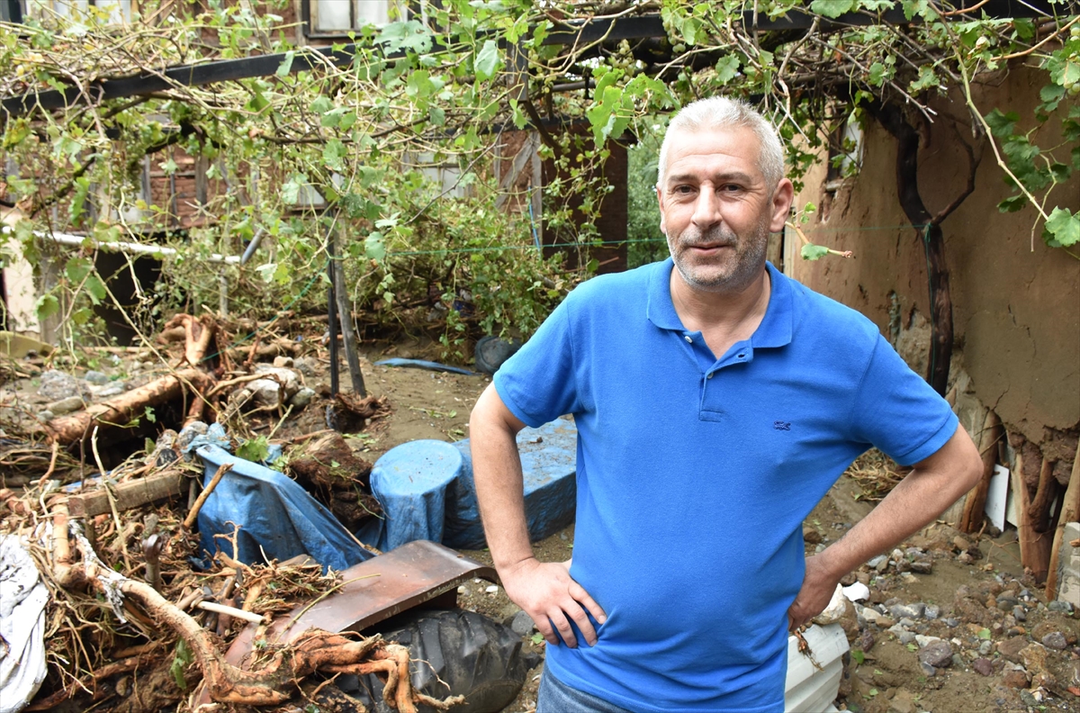 Bursa'da selden zarar gören mahallede hasar tespit çalışmaları sürüyor