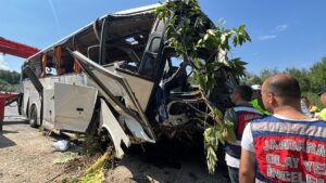 BURSA (AA) – Bursa'nın İnegöl ilçesinde tur otobüsünün kaza yapması