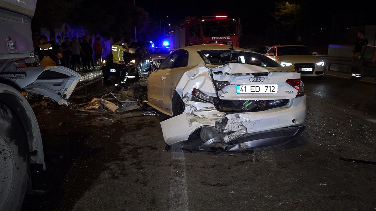 Bursa'daki 4 aracın karıştığı zincirleme kazada 5 kişi yaralandı