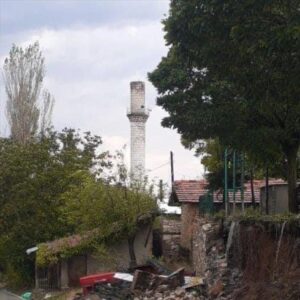 - Kırsal bir mahalledeki caminin minaresinin zarar gördüğü ilçede, ekiplerin