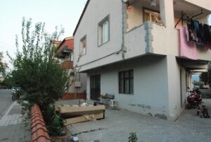 ÇANAKKALE (AA) – Çanakkale'nin Bayramiç ilçesinde, babasının üçüncü kat balkonundan