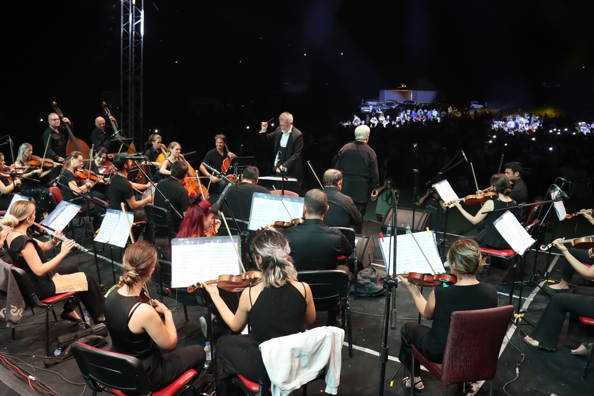 Cendere Köprüsü'nde İzmir Devlet Senfoni Orkestrası ile Kahtalı Mıçe sahne aldı