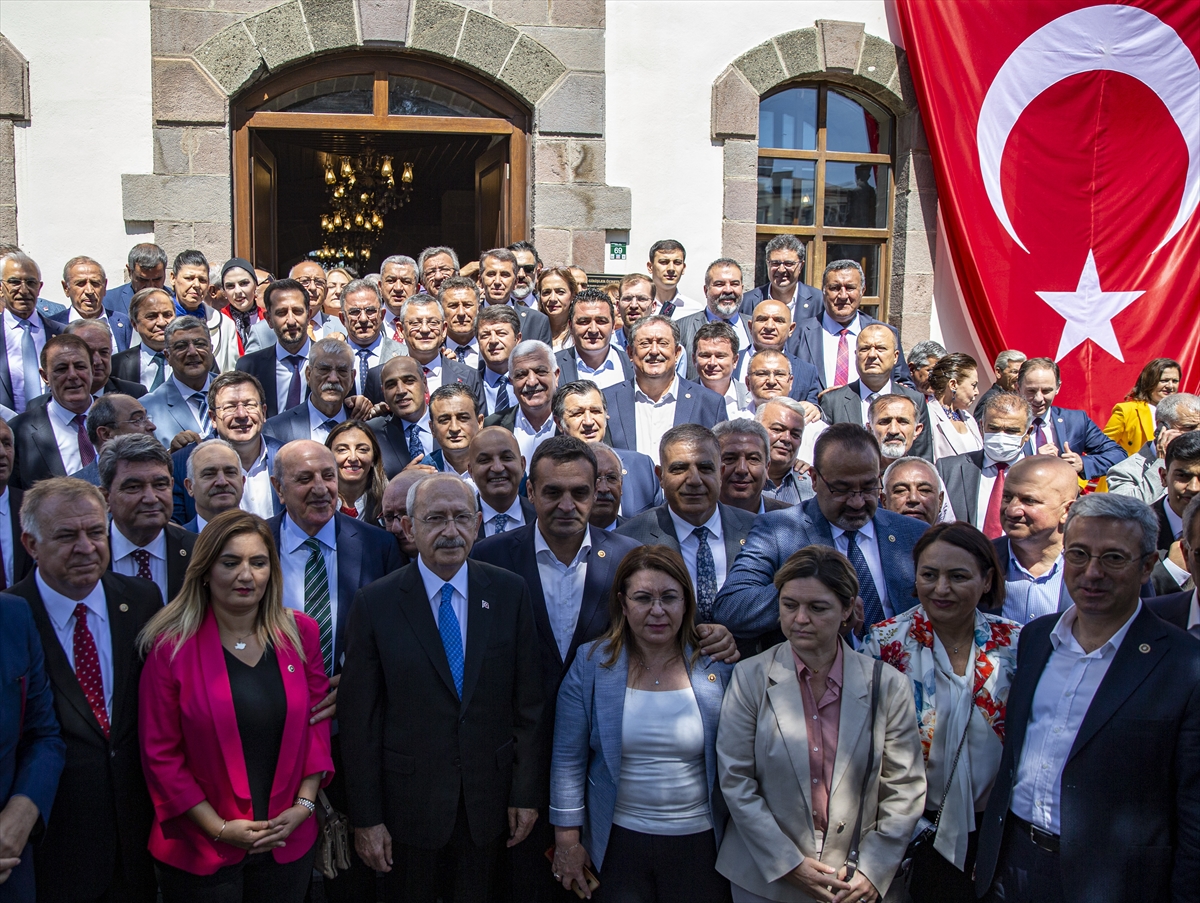 CHP Genel Başkanı Kılıçdaroğlu, Erzurum Kongresi'nin yapıldığı binayı gezdi