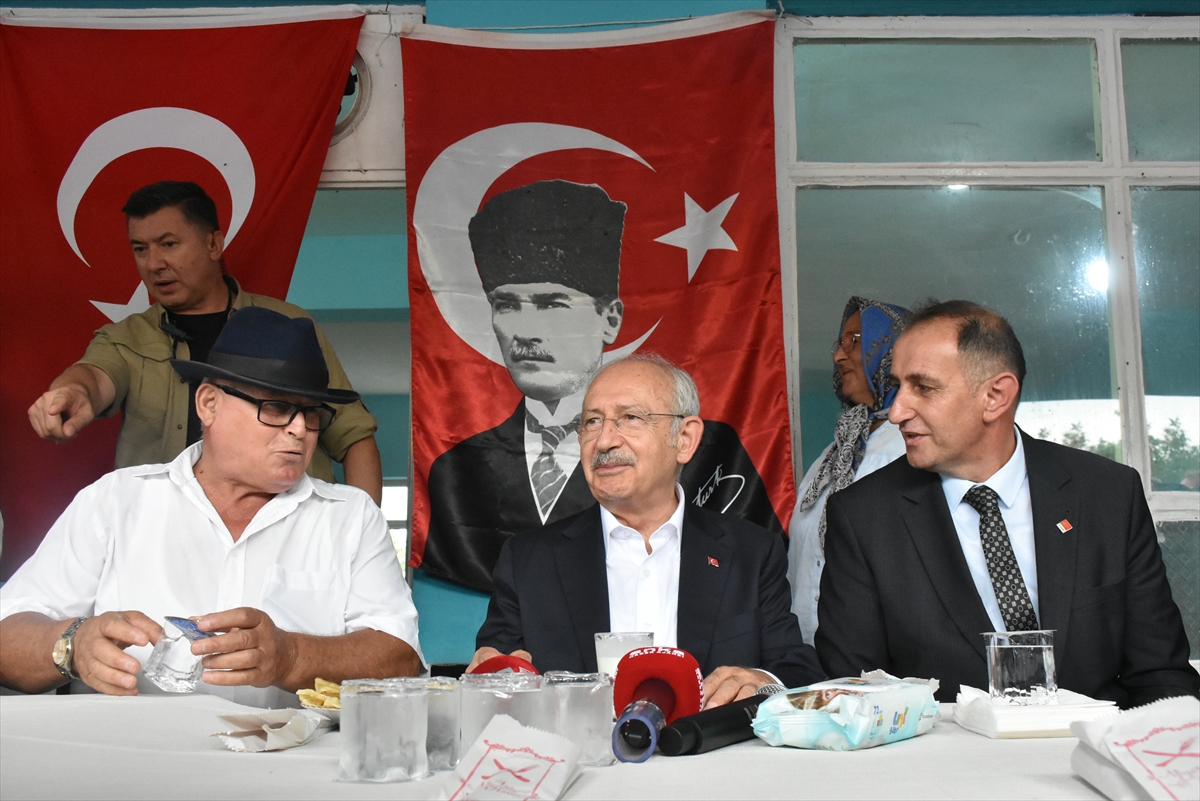 CHP Genel Başkanı Kılıçdaroğlu çeltik tarlasında çiftçilerle buluştu