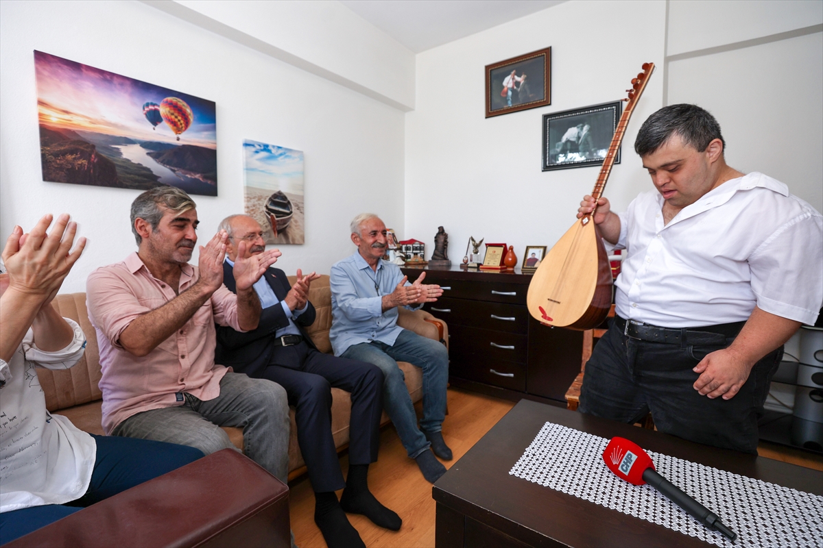 CHP Genel Başkanı Kılıçdaroğlu'ndan down sendromlu bağlama sanatçısı Çağatay Aras'a ziyaret