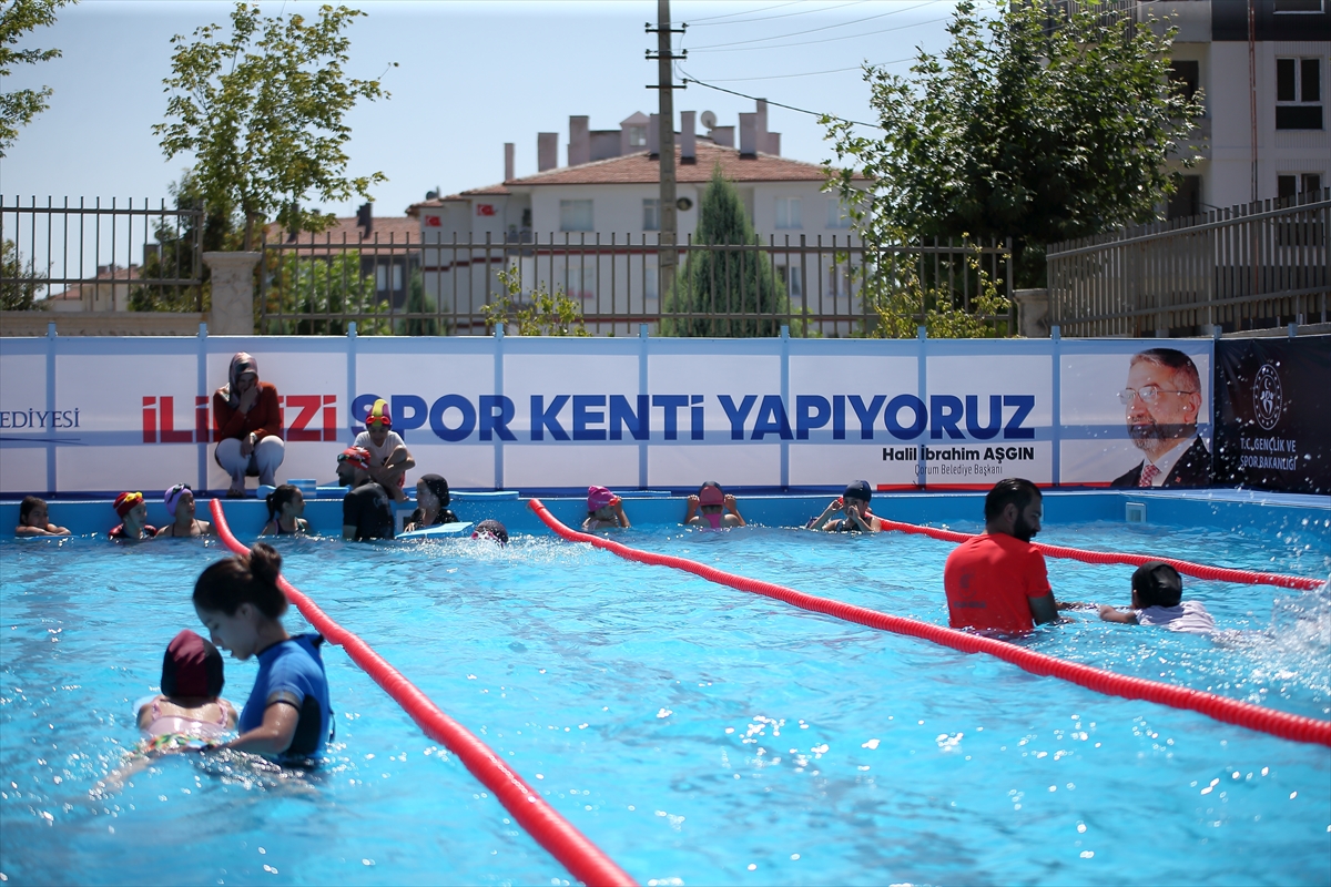 Çorum'da çocuklar Bakanlık ve belediye iş birliğiyle yüzme öğreniyor