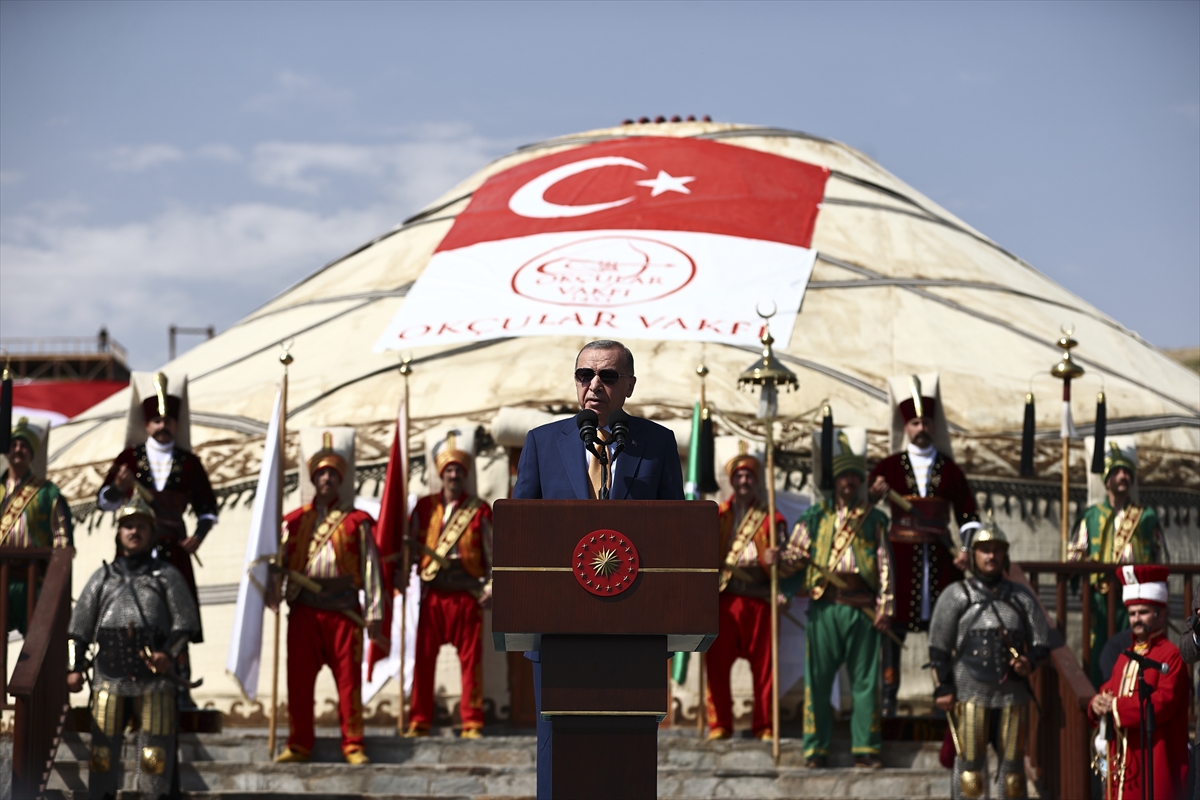 Cumhurbaşkanı Erdoğan, Malazgirt Zaferi'nin 951. yılı dolayısıyla Ahlat'ta düzenlenen etkinlikte konuştu: (1)