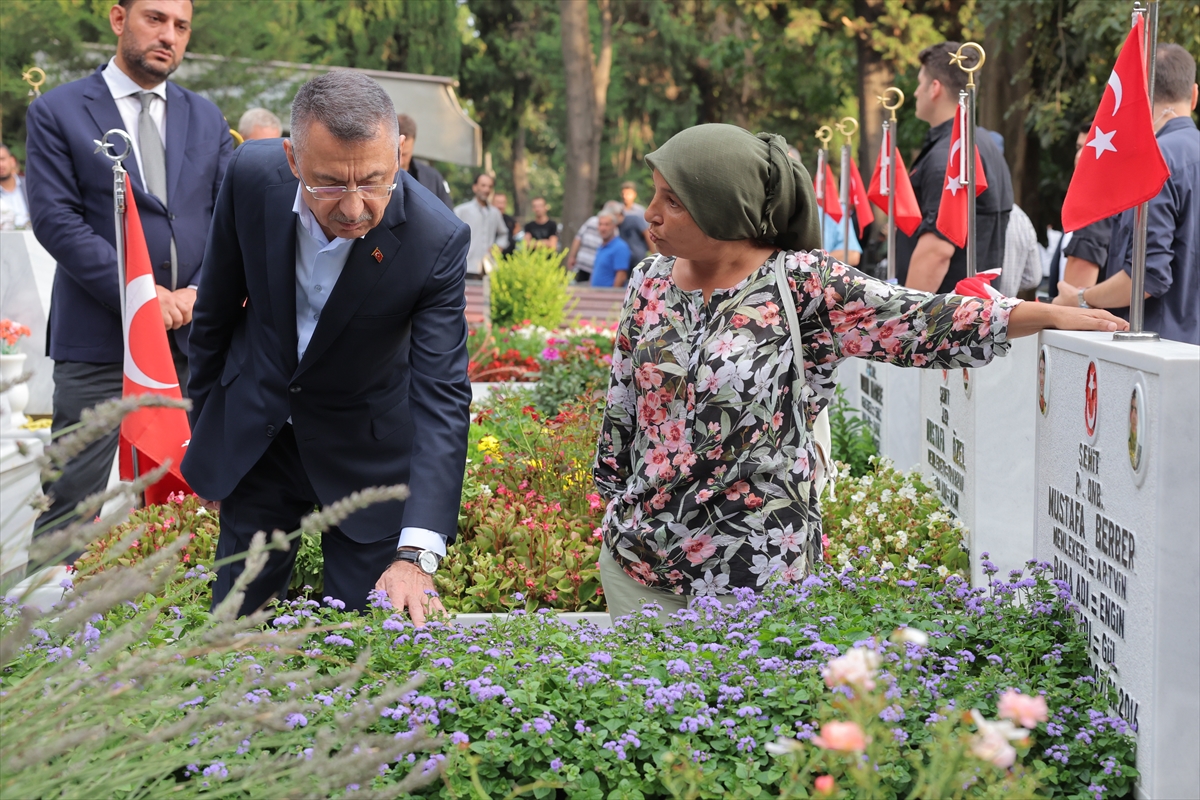 Cumhurbaşkanı Yardımcısı Oktay, Edirnekapı Şehitliği'ni ziyaret etti