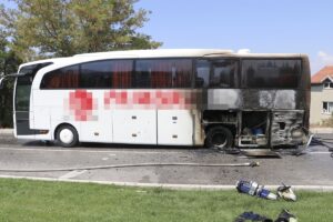 - Yolcuları tahliye edilen otobüs, yangında kullanılamaz hale geldi