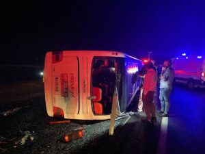 DENİZLİ (AA) – Denizli'nin Pamukkale ilçesinde yolcu otobüsü devrildi. Denizli-Antalya