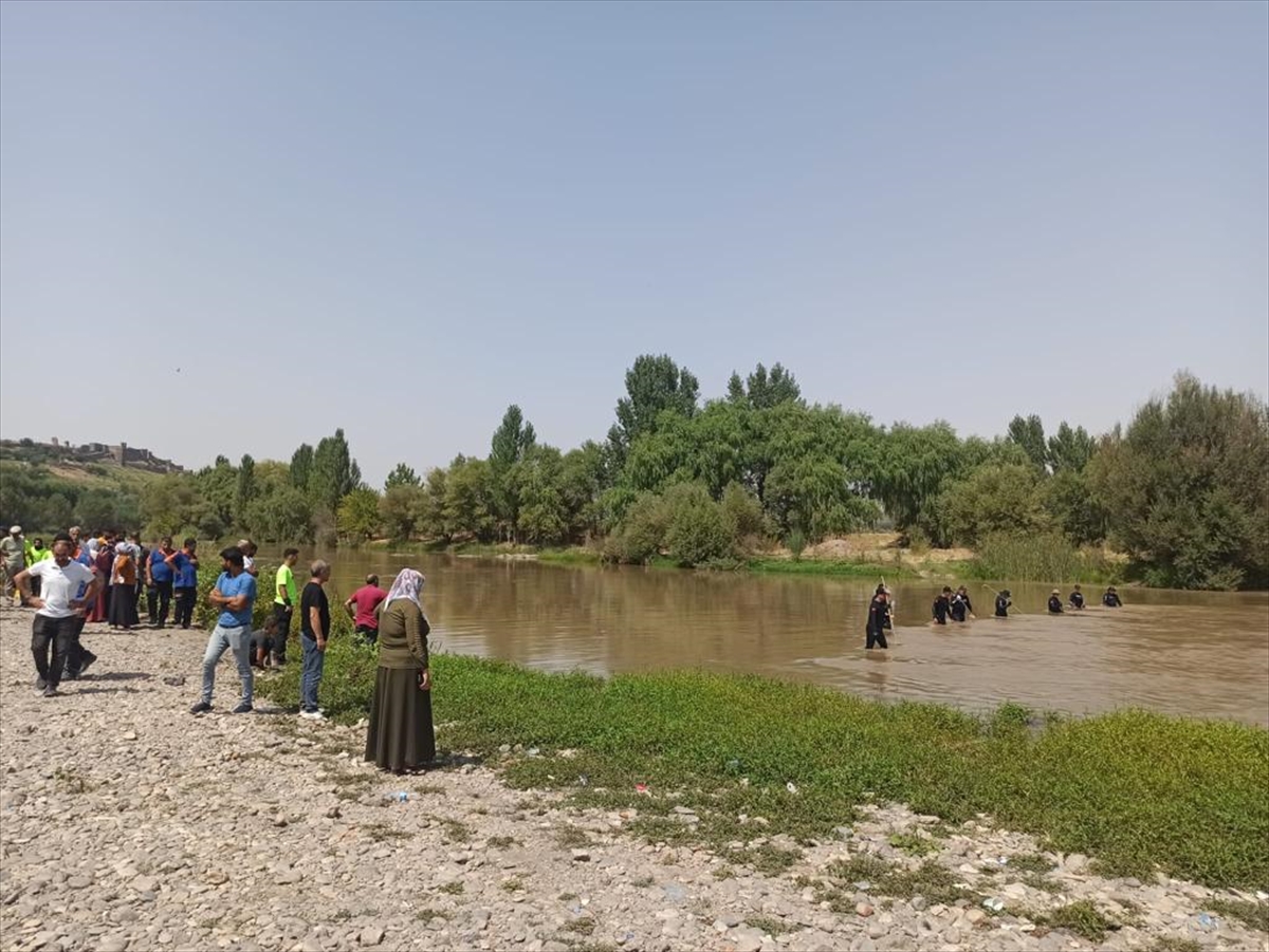 Diyarbakır'da Dicle Nehri'nde kaybolan çocuğu arama çalışmaları sürüyor