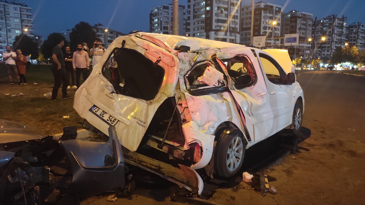 Diyarbakır'da otomobilin kamyonete çarpması sonucu 10 kişi yaralandı