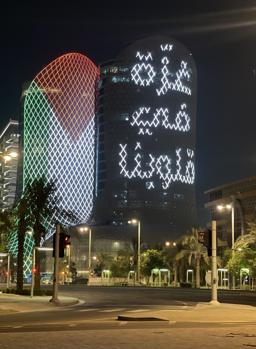 Doha'daki Al Jaber kuleleri, Gazze ile dayanışma amacıyla Filistin bayraklarıyla aydınlatıldı